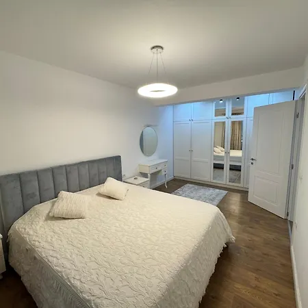 Jolie Center 地拉那